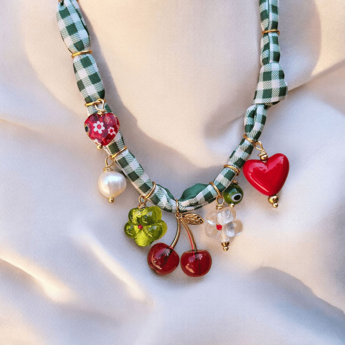 Collar cherry beach